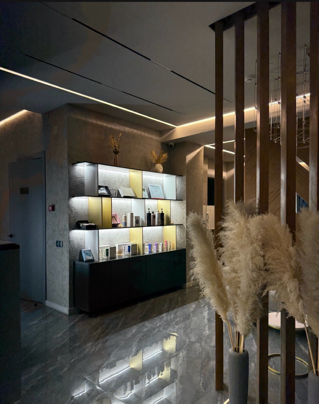 Интерьер Royal Thai Spa: дерево, приглушённый свет