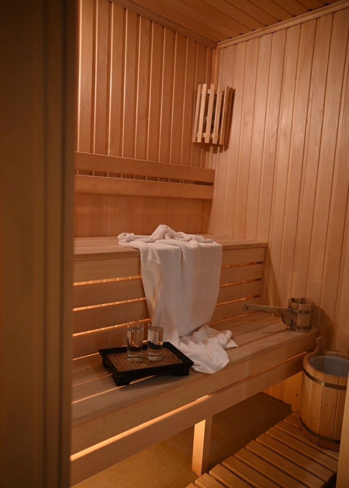 Сауна Royal Thai Spa: светлое дерево, полотенце и вода